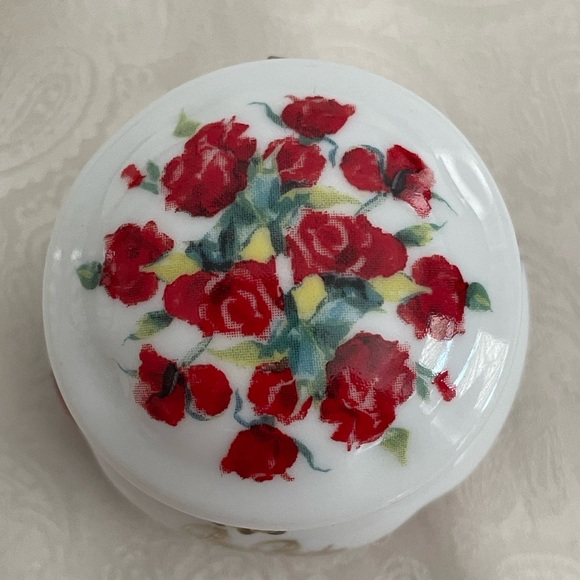 Vintage Ben Bridge Red Roses Porcelain Ring Holder/Trinket Box - Picture 8 of 10